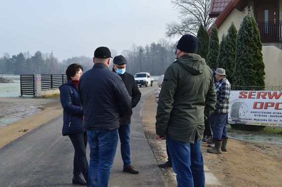 
                                                    Zdjęcie uczestników odebrania zmodernizowanej drogi 
                                                