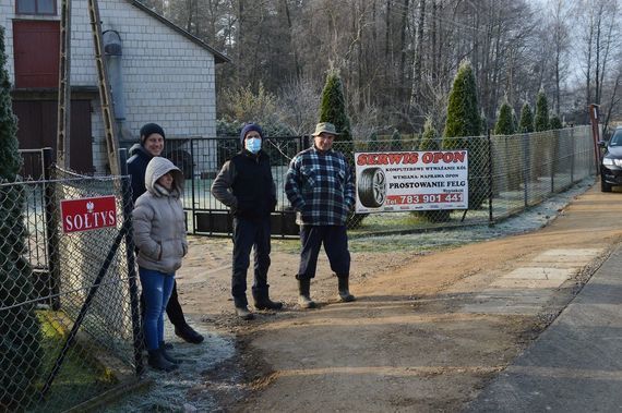 
                                                    Zdjęcie uczestników odebrania zmodernizowanej drogi 
                                                