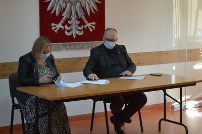 
                                                    Podpisywanie umowy na modernizację ul. Młynarskiej w Rykach 
                                                