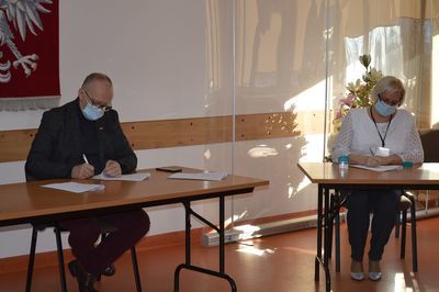 
                                                    Podpisywanie umowy na modernizację ul. Młynarskiej w Rykach 
                                                
