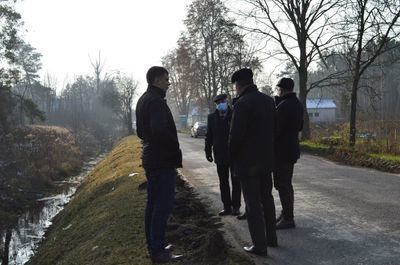 
                                                    przebieg prowadzonych robót oglądali Pan Starosta Rycki Dariusz Szczygielski , Wójt Gminy Stężyca Pan Zbigniew Chlaściak , Członkowie Zarządu Powiatu Pan Andrzej Wąsik i Pan Karol Zagożdżon , Dyrektor Zarządu Dróg Powiatowych Pan Marcin Kostyra oraz ze stron Wykonawcy Robót Dyrektor Pan Bartłomiej Kępka.
                                                