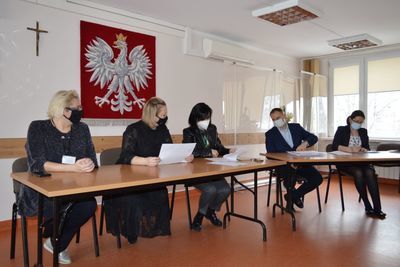 
                                                    Osoby siedzące przy biurkach podczas otwarcia ofert
                                                