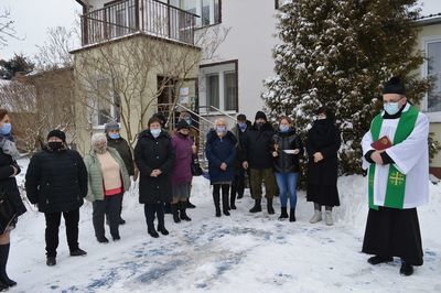 
                                                    Grupa osób biorących udział w uroczystości
                                                