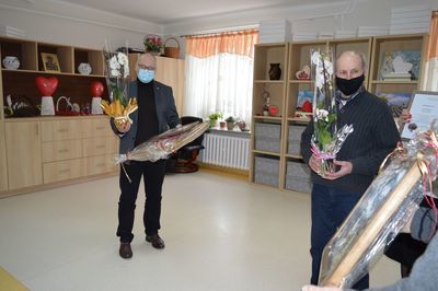 
                                                    Grupa osób biorących udział w uroczystości
                                                