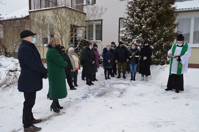 
                                                    Grupa osób biorących udział w uroczystości
                                                