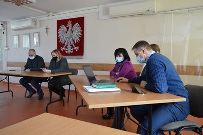 
                                                    Osoby w ławkach uczestniczące w spotkaniu
                                                