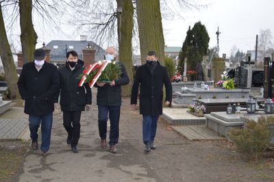 
                                                    Starosta Rycki Dariusz Szczygielski wraz z przedstawicielami samorządu województwa lubelskiego, samorządu gminnego oraz reprezentantami Światowego Związku Żołnierzy Armii Krajowej koło w Rykach w trakcie składania kwiatów
                                                