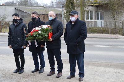 
                                                    Starosta Rycki Dariusz Szczygielski wraz z przedstawicielami samorządu województwa lubelskiego, samorządu gminnego oraz reprezentantami Światowego Związku Żołnierzy Armii Krajowej koło w Rykach w trakcie składania kwiatów
                                                