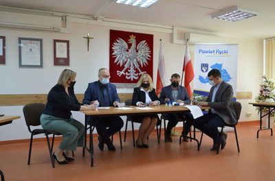 
                                                    Podpisanie umowy na wykonanie robót budowlanych w ramach zadania pn.: „Przebudowa drogi powiatowej nr 1434L na odcinku dr. krajowej nr 48 – Ułęż”
                                                