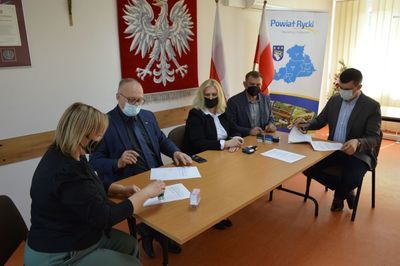 
                                                    Podpisanie umowy na wykonanie robót budowlanych w ramach zadania pn.: „Przebudowa drogi powiatowej nr 1434L na odcinku dr. krajowej nr 48 – Ułęż”
                                                