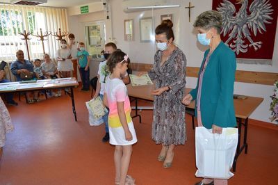 
                                                    Uczestnik konkursu odbiera nagrodę
                                                