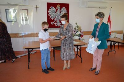 
                                                    Uczestnik konkursu odbiera nagrodę
                                                