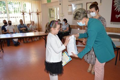 
                                                    Uczestnik konkursu odbiera nagrodę
                                                