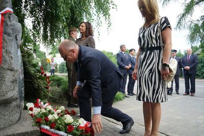 
                                                    Złożenie kwiatów
                                                