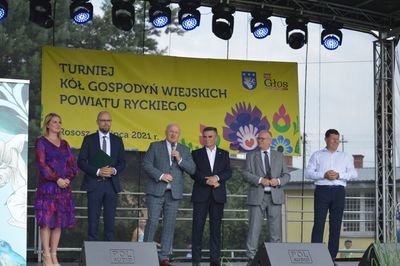 
                                                    Przemówienie na scenie
                                                