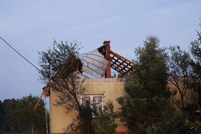 uszkodzony dach w budynku mieszkalnym