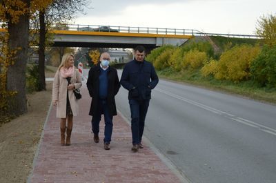 
                                                    Starosta Rycki – Pan Dariusz Szczygielski, Radna Powiatu Ryckiego jednocześnie Sołtys Sołectwa Królewska – Pani Sylwia Sieraj, Radny Powiatu Ryckiego – Pan Tomasz Pośpiech, Radny Rady Miejskiej w Rykach – Pan Tomasz Kujda, Dyrektor Zarządu Dróg Powiatowych w Rykach – Pan Marcin Kostyra, Kierownik Sekcji Drogowo – Mostowej w ZDP Ryki – Pan Hubert Reda.
                                                