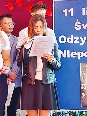 
                                                    Uczniowie na scenie
                                                