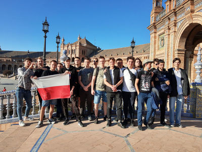 
                                                    Uczniowie z flagą
                                                