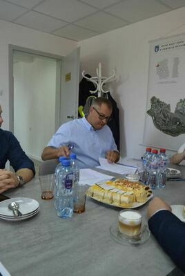 
                                                    Starosta Rycki – Pan Dariusz Szczygielski, Dyrektor Zarządu Dróg Powiatowych w Rykach – Pan Marcin Kostyra, Skarbnik Powiatu Ryckiego – Pani Aneta Działa, Inspektor Nadzoru Inwestorskiego – Pan Wojciech Rybicki oraz Pan Dominik Lisowski – reprezentujący Wykonawcę - DOMINO-ZNAK Dominik Lisowsk
                                                