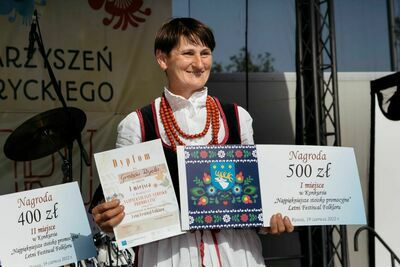 
                                                    Letni Festiwal Folkloru. Występ na scenie
                                                