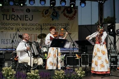 
                                                    Letni Festiwal Folkloru. Występ na scenie
                                                