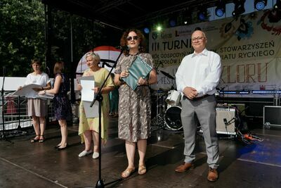 
                                                    Letni Festiwal Folkloru. Występ na scenie
                                                