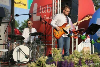 
                                                    Letni Festiwal Folkloru. Występ na scenie
                                                
