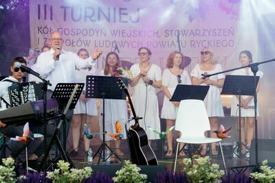 
                                                    Letni Festiwal Folkloru. Występ na scenie
                                                