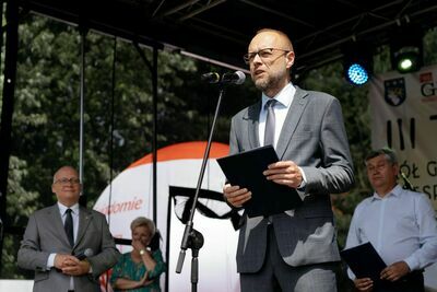 
                                                    Letni Festiwal Folkloru. Występ na scenie
                                                