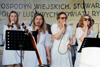 
                                                    Letni Festiwal Folkloru. Występ na scenie
                                                