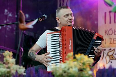 
                                                    Letni Festiwal Folkloru. Występ na scenie
                                                