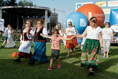 
                                                    Letni Festiwal Folkloru. Potańcówka
                                                