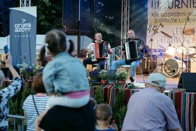 
                                                    Letni Festiwal Folkloru. Występ na scenie
                                                