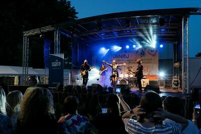 
                                                    Letni Festiwal Folkloru. Występ na scenie
                                                