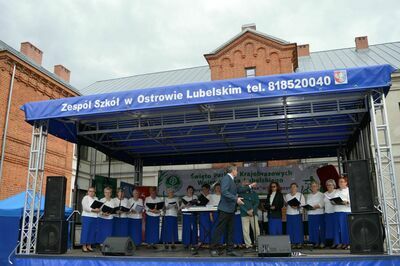 
                                                    występy na scenie
                                                