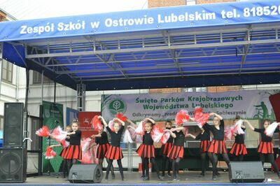 
                                                    występy na scenie
                                                