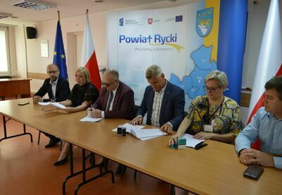 
                                                    Na zdjęciu uczestnicy spotkania 
                                                
