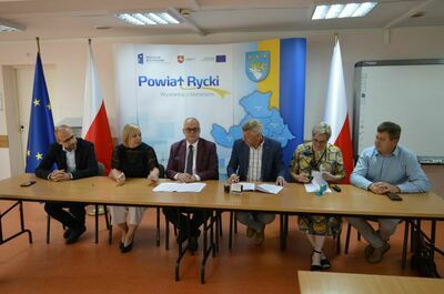 
                                                    Na zdjęciu uczestnicy spotkania 
                                                