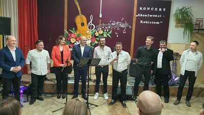 
                                                       „Absolwenci – Kobietom” czyli męskie granie w ZSZ nr 1 w Dęblinie
                                                