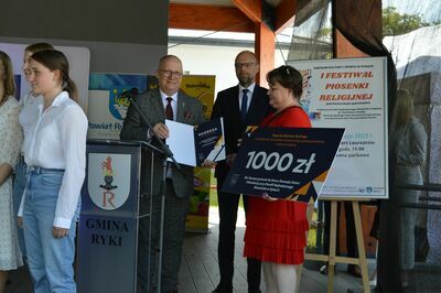 
                                                    Wręczenie nagrody Starostw Ryckiego w dziedzinie twórczości artystycznej, upowszechniania i ochrony kultury.
                                                