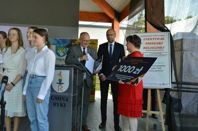 
                                                    Wręczenie nagrody Starostw Ryckiego w dziedzinie twórczości artystycznej, upowszechniania i ochrony kultury.
                                                