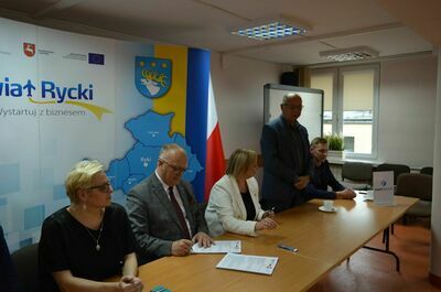 
                                                       Podpisanie umowy na realizację zadania inwestycyjnego pn.: „Rozbudowa oraz poprawa wydajności energetycznej budynku Pływalni Powiatowej w Rykach.”
                                                
