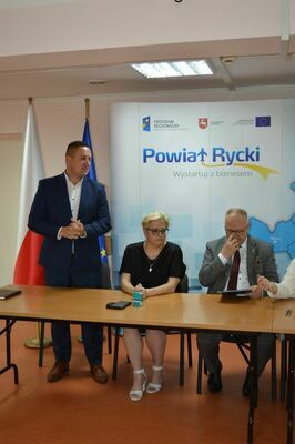 
                                                       Podpisanie umowy na realizację zadania inwestycyjnego pn.: „Rozbudowa oraz poprawa wydajności energetycznej budynku Pływalni Powiatowej w Rykach.”
                                                