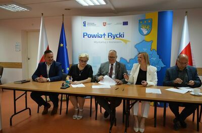 
                                                       Podpisanie umowy na realizację zadania inwestycyjnego pn.: „Rozbudowa oraz poprawa wydajności energetycznej budynku Pływalni Powiatowej w Rykach.”
                                                