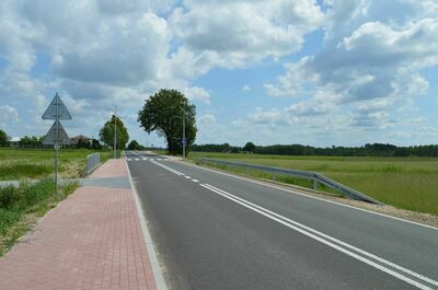 
                                                    Wyremontowana droga z chodnikiem
                                                