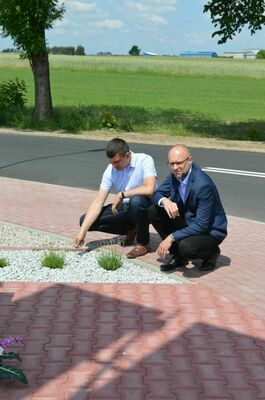 
                                                    Uczestnicy spotkania na drodze
                                                