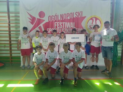
                                                    Zdjęcie grupowe drużyna
                                                