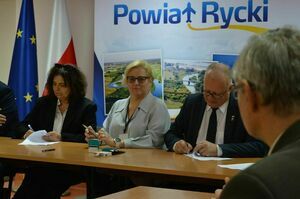 
                                                    Podpisanie umowy w ramach zadania  „Doposażenie bloku operacyjnego Szpitala Powiatowego w Rykach”
                                                