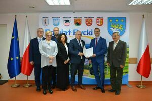 
                                                    Podpisanie umowy w ramach zadania  „Doposażenie bloku operacyjnego Szpitala Powiatowego w Rykach”
                                                